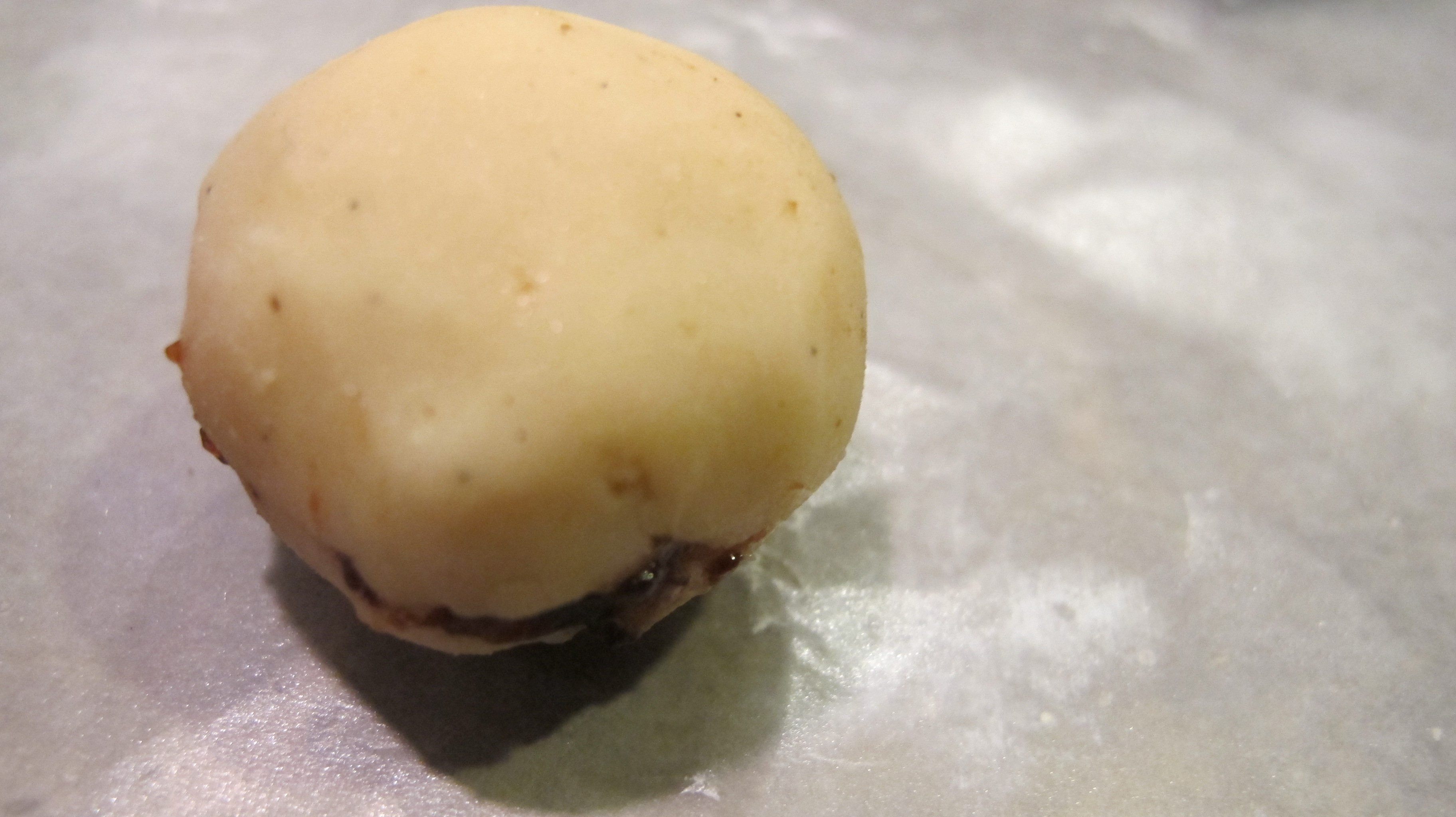 Close up the truffle and seal the jam inside. 
