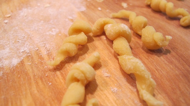 Once coiled, the pasta is pulled off the rod, and has the swirly shape desired. 