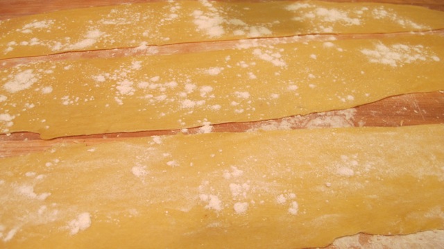 The pasta is first flattened, and coated in flour. 