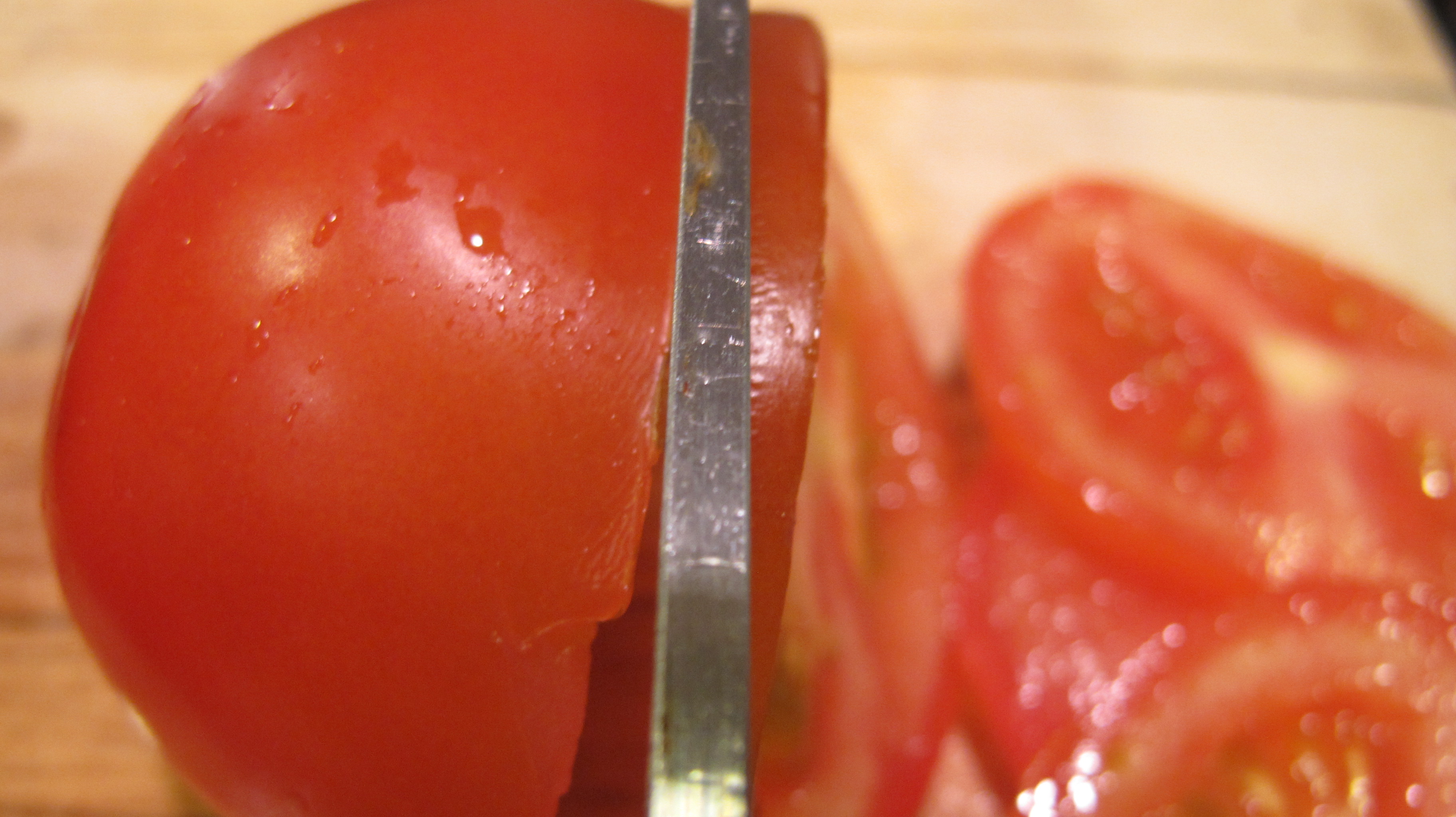 Thinly slice the tomatoes.